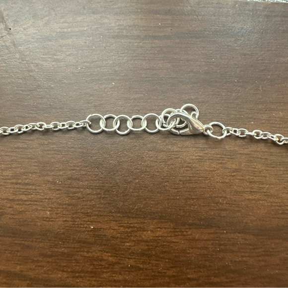 Elegant Silver and Green Necklace - Picture 4 of 5